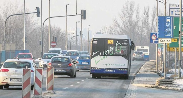 Urzędnicy miejscy chcą, aby buspas na ul. Kamieńskiego, działający wg zasady „1+2”, pozostał na stałe