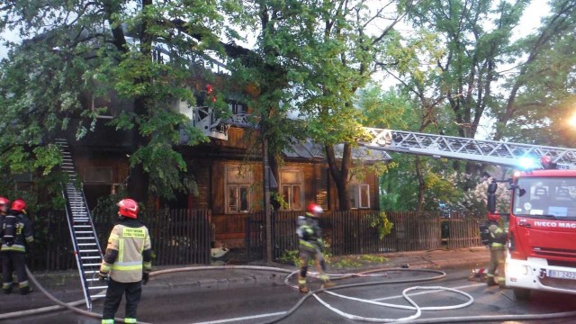 Dwie osoby zginęły w pożarze domu przy ulicy Grunwaldzkiej 55 w Białymstoku znajdującym się na skrzyżowaniu z ul. Bohaterów Monte Cassino