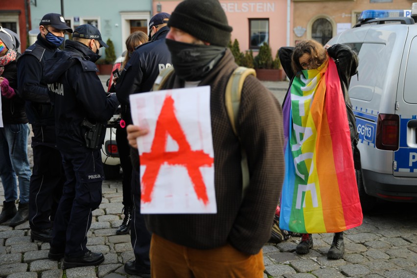 Strajk Kobiet. Przed komisariatem na ul. Szerokiej w...