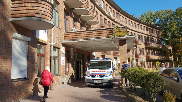 Odwiedziny pacjentów w strzeleckim szpitalu zostały ograniczone z powodu rosnącej liczby zachorowań na COVID-19.