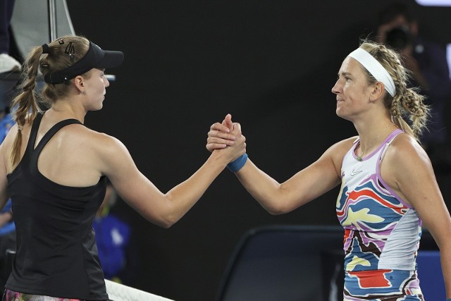 Jelena Rybakina (z lewej) rozprawiła się w półfinale Australian Open z Wiktoryją Azarenką