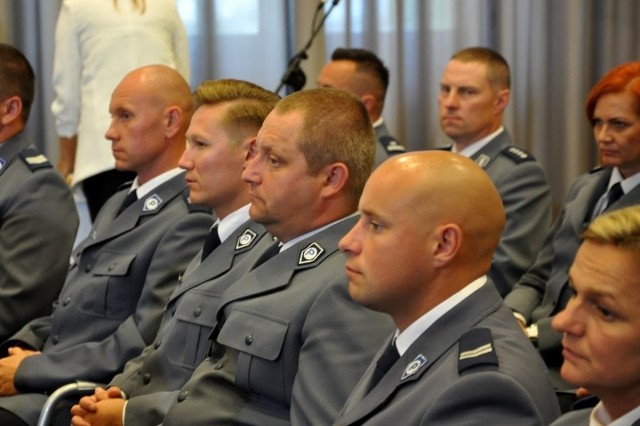 Sierż. szt. Arkadiusz Puczyłowski i st. sierż. Marcin Śleszyński z Komendy Powiatowej Policji w Augustowie zostali docenieni za uratowanie 18 lipca br. trzech żeglarzy na jeziorze Necko, a także sierż. szt. Artur Niedziejko i st. sierż. Kamil Mucharski z Komendy Miejskiej Policji w Suwałkach, którzy w minioną sobotę na jeziorze Wigry nie dopuścili do tragedii i wyciągnęli z wody pięć osób.