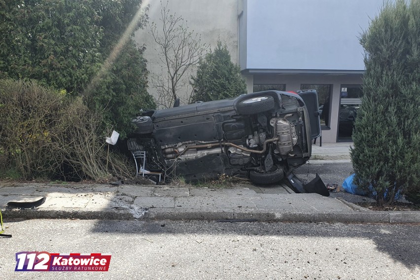 Kobieta pomyliła gaz z hamulcem. Uszkodziła dwa samochody;...