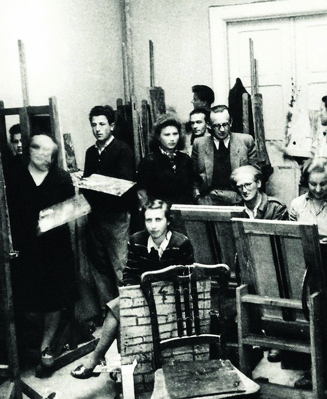 Juliusz Studnicki (w okularach, w głębi) ze studentami Państwowej Wyższej Szkoły Sztuk Plastycznych, Sopot, 1946 r.