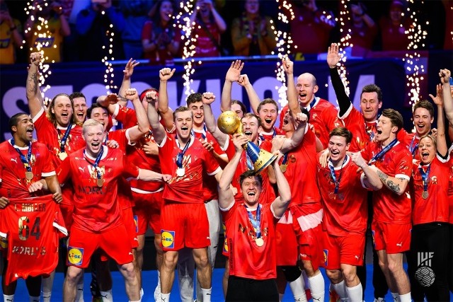 Ceremonia medalowa MŚ 2023 - Duńczycy, mistrzowie globu trzeci raz z rzędu