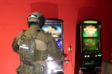 W Łomży i Zambrowie zlikwidowano dwa nielegalne salony gier hazardowych. Zabezpieczono łącznie 7 automatów do gier, pieniądze i narkotyki