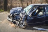 GŁOGÓW: Chwila nieuwagi skończyła się wypadkiem.  27-latka straciła panowanie nad autem i uderzyła w drzewo [ZDJĘCIA]