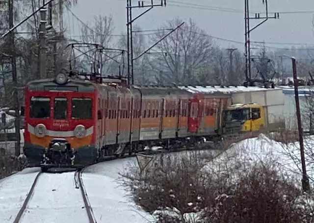 Wypadek w Kalwarii Zebrzydowskiej pociągu z TIRem. To drugi tego samego dnia (11.02.2021). Pierwszy był z osobówką