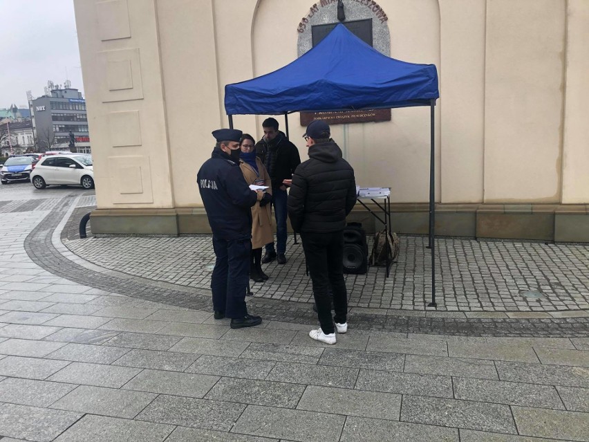 Grzegorz Braun tłumaczy dlaczego nie zakłada maseczki: Chcę oddychać pełną piersią. Konstytucja mi na to pozwala [WIDEO]