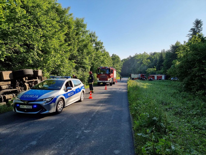 Wypadek dźwigu na drodze w Makowej w powiecie przemyskim. Pojazd przewrócił się do rowu [ZDJĘCIA]