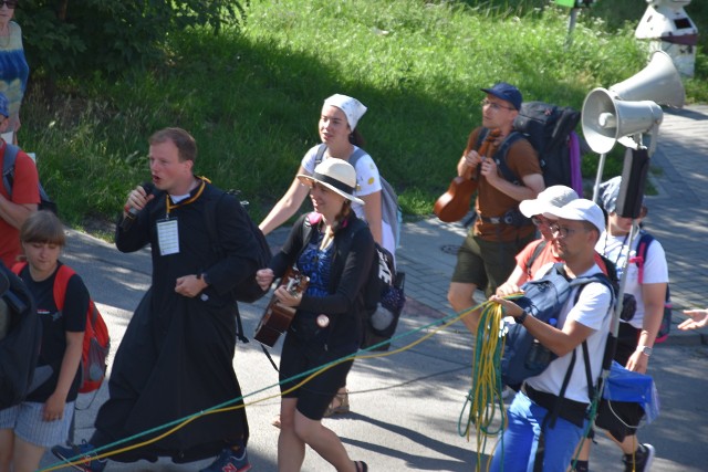 Pielgrzymka Krakowska w drodze na Jasną Górę, na przystanku w Myszkowie