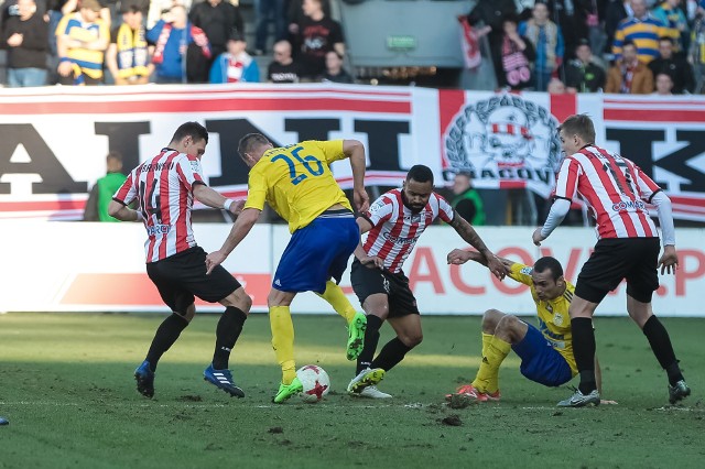 W ostatnim meczu z Arką w Krakowie Deleu (z prawej) i jego koledzy z Cracovii podzielili się z gdynianami punktami, było 1:1