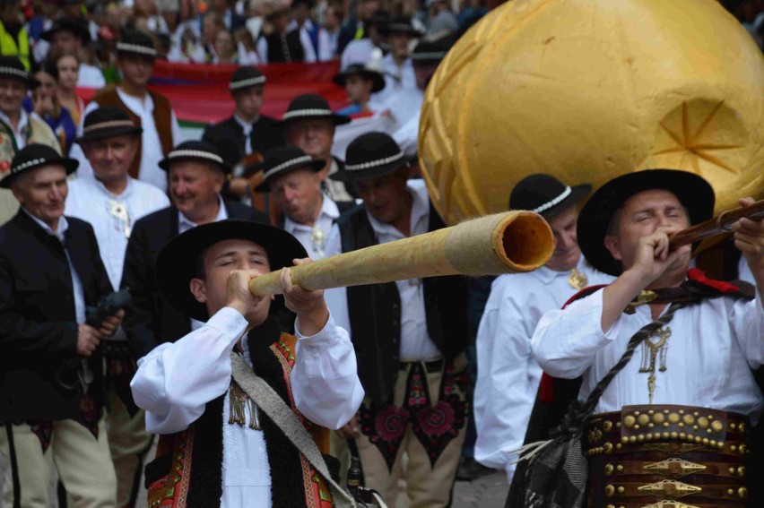 Festiwal Oscypka w Zakopanem. Bacowie pokazują jak robią sery [ZDJĘCIA]