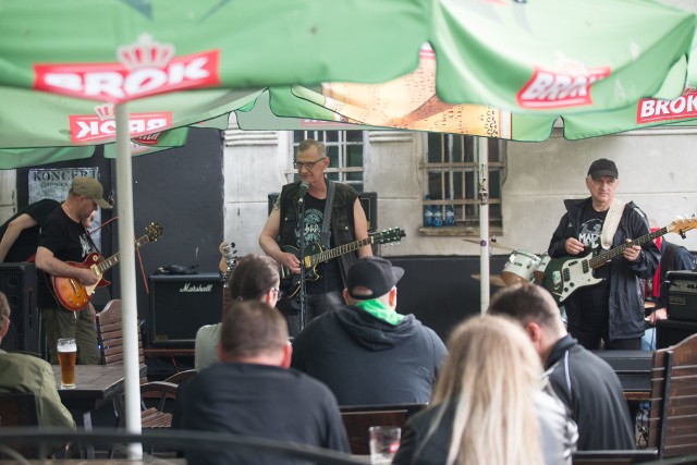 W piątkowy wieczór w ogródku piwnym Motor Rock Pubu w Słupsku zagrał hard rockowy zespól Magmen.