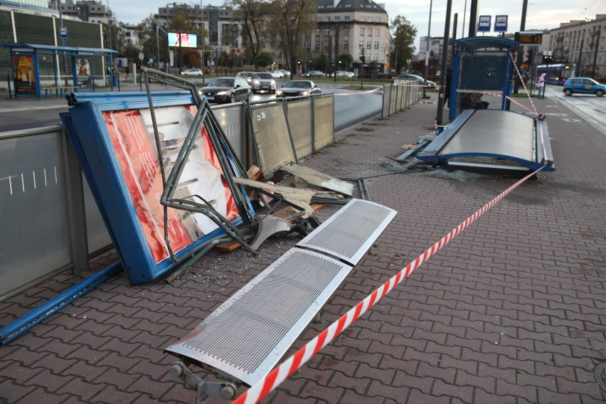 Samochód wjechał w przystanek w centrum Krakowa. Jedna osoba ranna