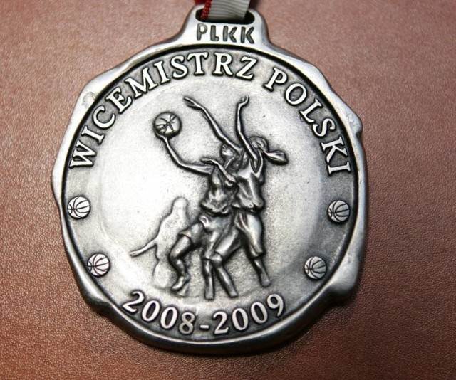 Srebrny medal koszykarek KSSSE AZS PWSZ Gorzów za sezon 2008/09 od braci Marcina i Paweła Rystwejów