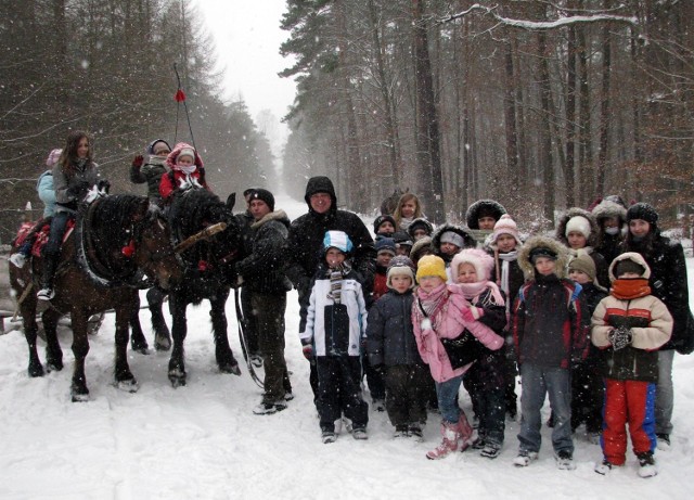 Kulig saniami przez leśne dukty sprawił dzieciom wiele radości.