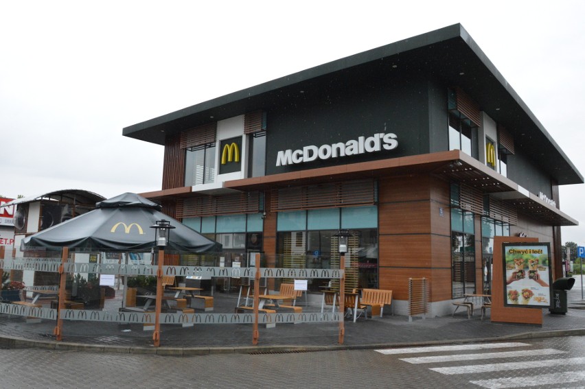 Tragedia w restauracji McDonald's w Ostrowcu. Regał w chłodni przygniótł kobietę, 31-latka nie żyje [ZDJĘCIA]