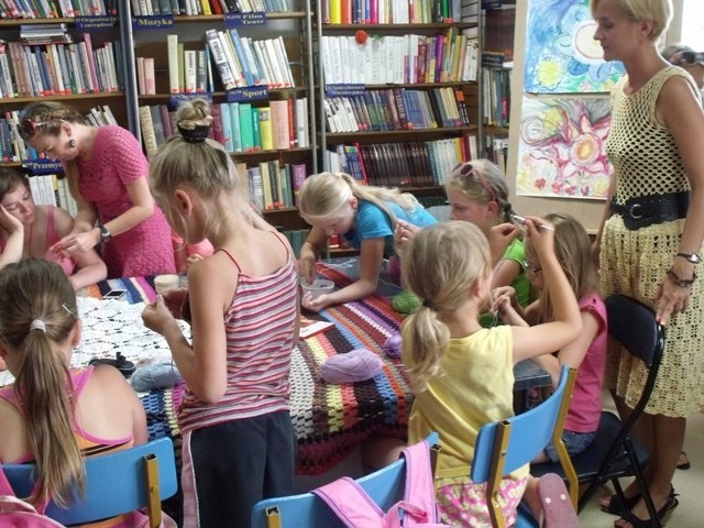 Kolejne warsztaty z cyklu "Twórczych spotkań w bibliotece" odbyły się w czytelni biblioteki w Rzekuniu