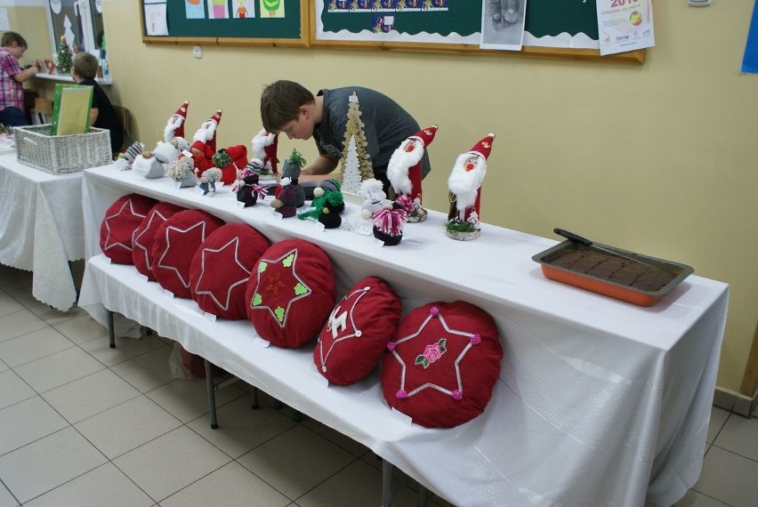 Dzieci ze Szkoły Podstawowej w Szpetalu Górnym wystawiły jasełka. Zaprezentowały też własnoręcznie robione świąteczne ozdoby