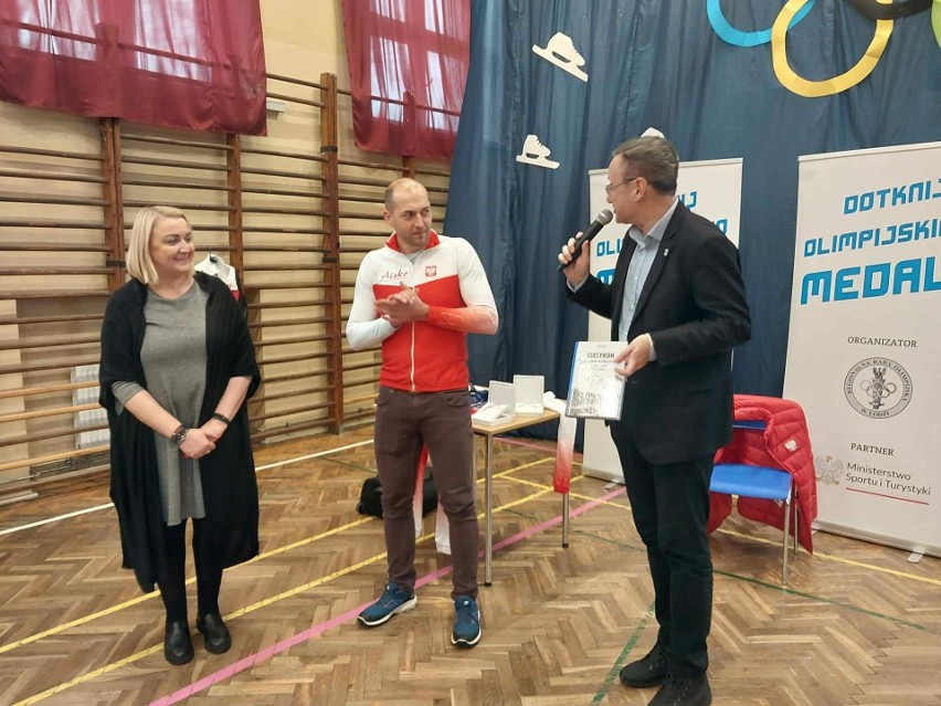 Mistrz olimpijski z Soczi Zbigniew Bródka w pabianickich szkołach. Zdjęcia