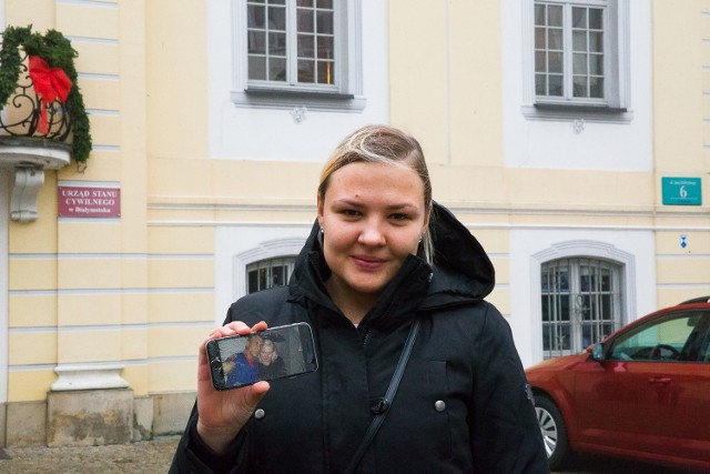 Agnieszka Wiśniewska pokazuje jedno z wielu zdjęć z narzeczonym, które ma w komórce. - To nie jest żadne papierowe małżeństwo. My naprawdę się kochamy - mówiła nam przed Pałacykiem Gościnnym.