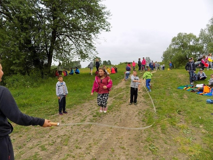 Rok Rzeki Wisły 2017. Uczniowie szkoły podstawowej w Babinie...