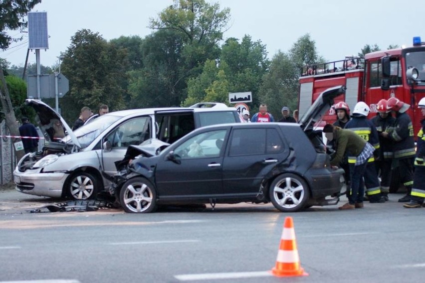 Dwie osoby ranne w wypadku w Skarszewie pod Kaliszem [ZDJĘCIA]