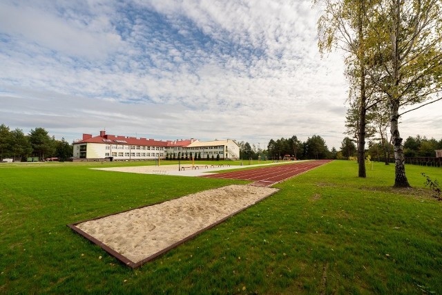 Bieżnia, skocznia i boisko do piłki plażowej na nowym kompleksie przy szkole