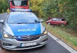 Wyciek oleju na drodze wojewódzkiej w powiecie szamotulskim. Auto wypadło z drogi