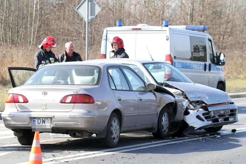 Wrocław: Wypadek na Maślicach. Dwie kobiety zostały ranne (ZDJĘCIA)