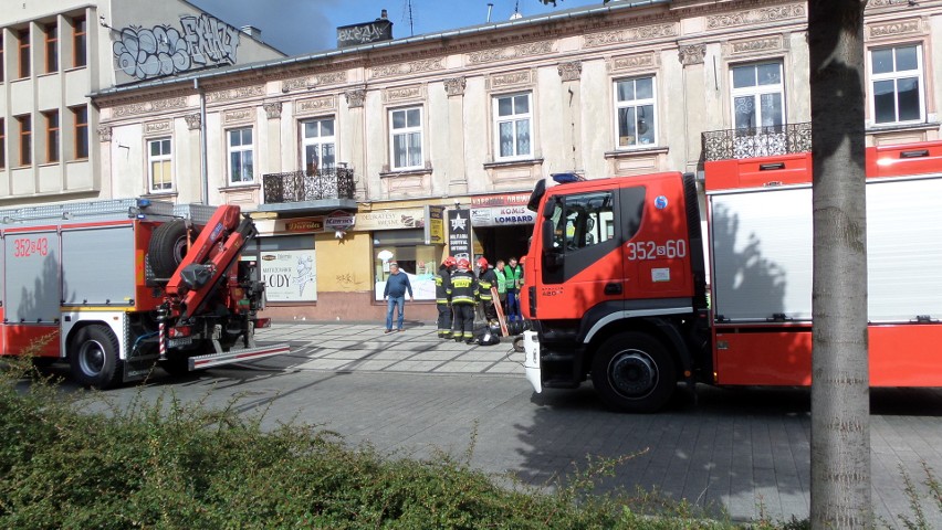 Wyciek gazu w Częstochowie ZDJĘCIA Ewakuowano 150 osób, II Aleja Najświętszej Maryi Panny była nieprzejezdna ZDJĘCIA