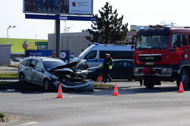 Jak już informowaliśmy, wczoraj (19 lutego) około godz. 11 w Inowrocławiu na skrzyżowaniu ulic Poznańskiej i Górniczej doszło do zderzenia dwóch pojazdów osobowych marki Renault i Skoda.