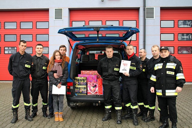 Jedną z paczek przygotowali strażacy z Państwowej Straży Pożarnej w Staszowie. Kupione przez nich podarki trafiły do rodziny wielodzietnej. Paczkę kompletowało około 50 osób, strażacy dostarczyli ją też osobiście potrzebującym.