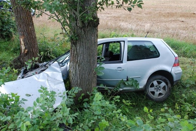 Volkswagen golf uderzył w drzewo