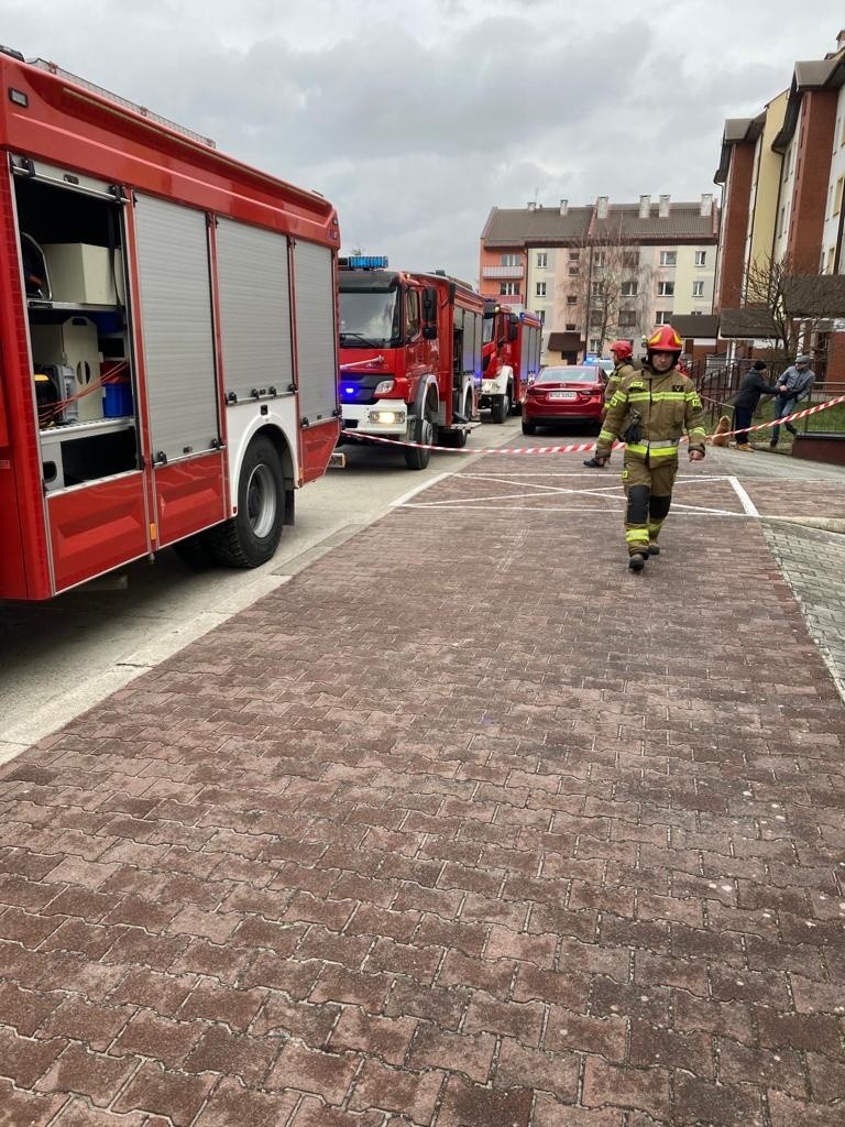 Pożar w bloku w Połańcu i ewakuacja 38 mieszkańców budynku [ZDJĘCIA]