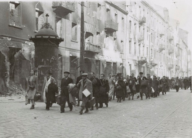 Schwytana ludność żydowska przy ul. Zamenhofa w drodze na Umschlagplatz.