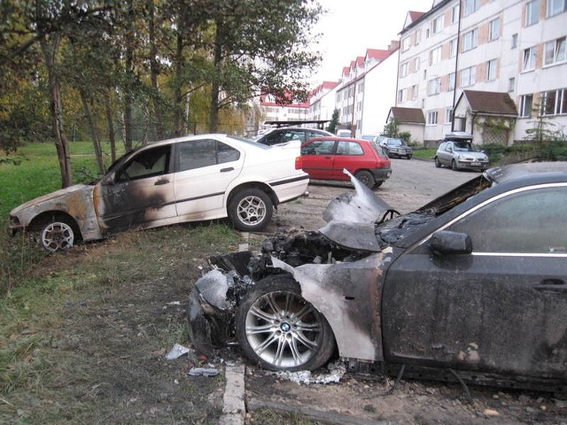 Przy ul. Dworcowej jedna z beemek spłonęła prawie doszczętnie.