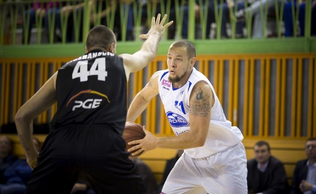 Kirk Archibeque (z piłką), zbiera w ostatnim czasie bardzo pochlebne recenzje i należy do najlepszych graczy całej Tauron Basket Ligi.