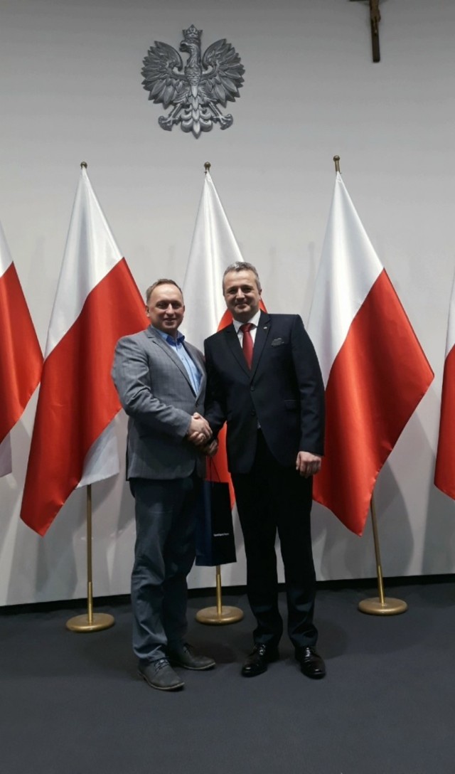 Tomasz Chmarzyński, sołtys Lipienka (z lewej) odbiera gratulacje od wojewody