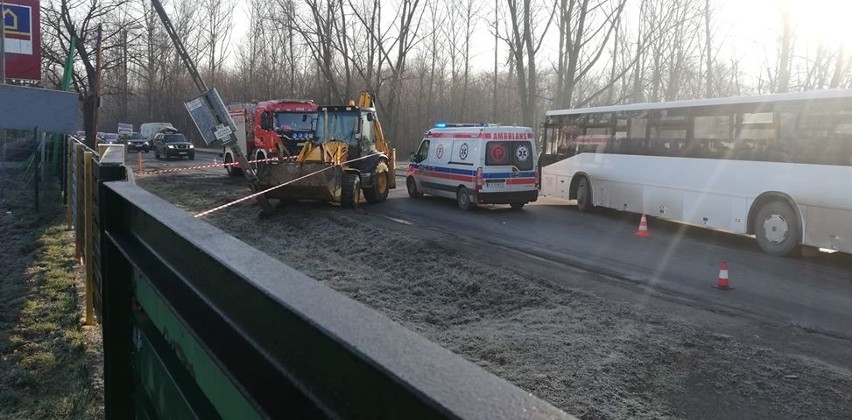 Kraków. Koparka wjechała w słup. Kierowca był reanimowany [ZDJĘCIA]