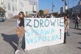 Protestowali w centrum Łodzi w obronie medyków. Chcą zwiększenia nakładów na ochronę zdrowia. To gest solidarności z protestującymi medykami