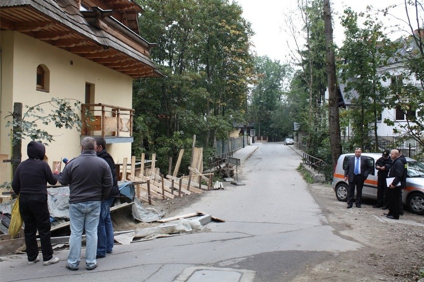 Zablokowała Zakopane, bo twierdzi, że droga jest jej [ZDJĘCIA]