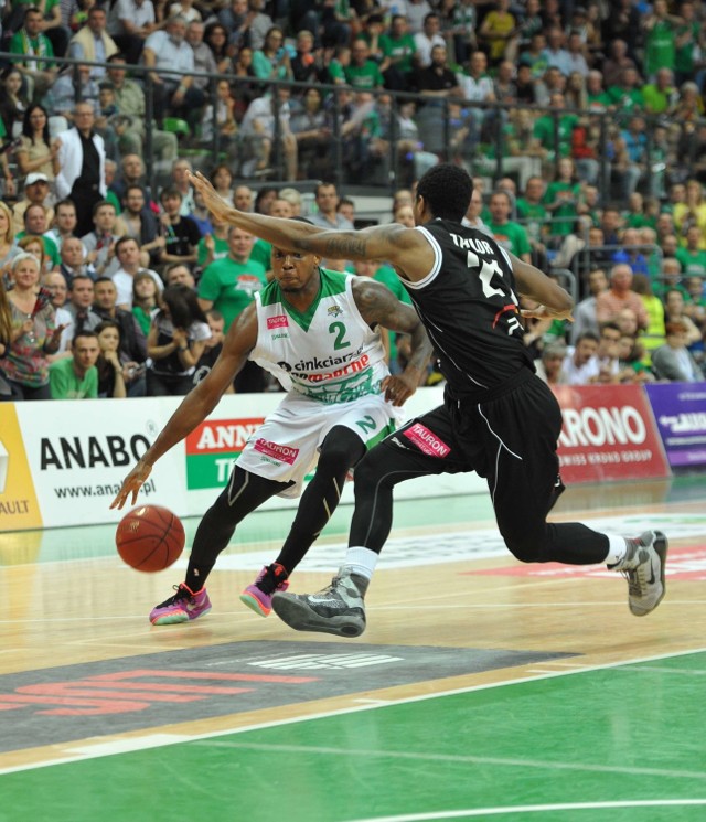 Russel Robinson (z lewej) tym razem górą nad Tonym Taylorem (PGE Turów). Stelmet przegrywa w finale tylko 1:2