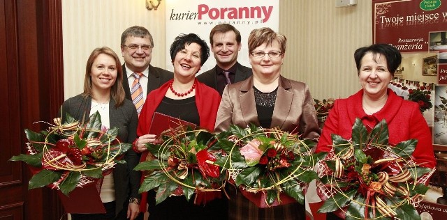 Najlepsi białostoccy wykładowcy z rąk Piotra Wąsikowskiego, redaktora naczelnego Kuriera Porannego, odebrali w środę pamiątkowe dyplomy.  Laureaci podkreślali że konkurs to docenienie ich pracy, ale także dobra zabawa. Na zdjęciu od lewej: Joanna Zapolska, Joanicjusz Nazarko (odebrał nagrodę za Adama Skorka), Nina Siemieniuk, Wojciech Jelski, Grażyna Klamecka-Roszkowska i Elżbieta Gołąbeska.