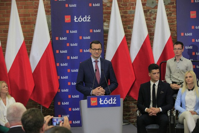 Premier Mateusz Morawiecki w Łodzi. Złożył kwiaty pod pomnikiem Ofiar Katastrofy Smoleńskej i spotkał się z mieszkańcami ŁSSE