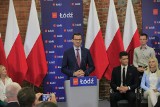 Premier Mateusz Morawiecki w Łodzi. Złożył kwiaty pod pomnikiem Ofiar Katastrofy Smoleńskej i spotkał się z mieszkańcami w ŁSSE [ZDJĘCIA]