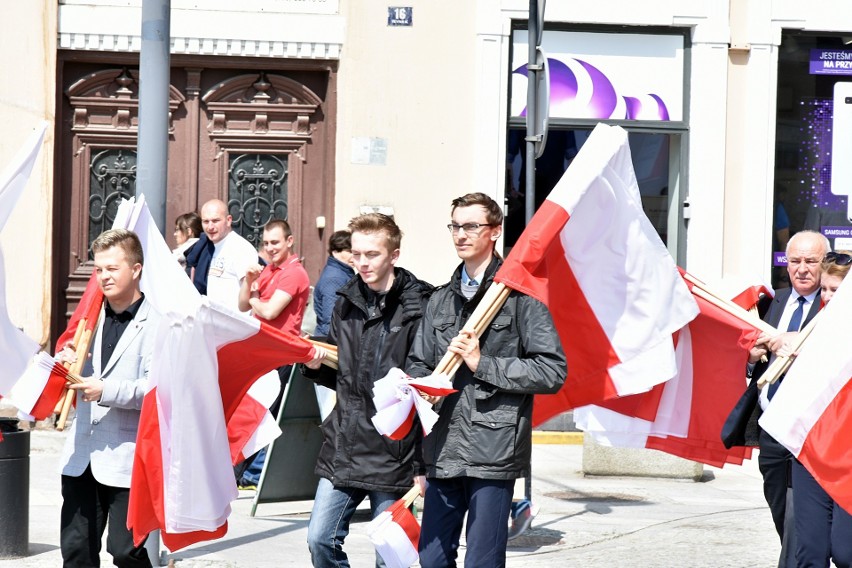 Gorlice. Posłanka Barbara Bartuś i działacze PiS rozdawali flagi na gorlickim Rynku [ZDJĘCIA]