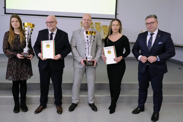 Jacek Bogusławski (z prawej) podczas uroczystości podsumowania roku w siedzibie LZS Wielkopolska