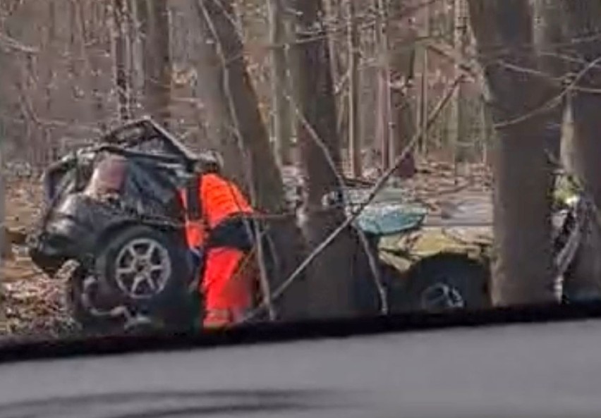 Tragiczny wypadek w Katowicach. Kierowca samochodu osobowego uderzył w drzewo i poniósł śmierć na miejscu